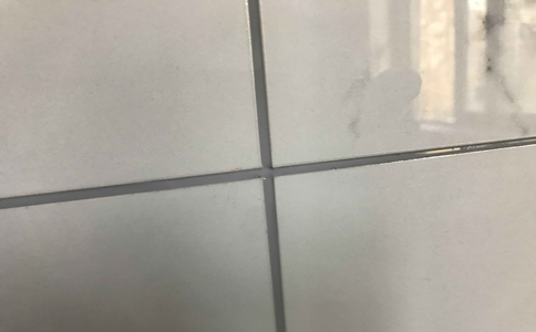 卫生间同色灰色砖怎么配美缝