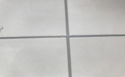 厕所铺完几天做美缝